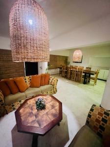 uma sala de estar com um sofá e uma mesa em LOUIS LAKE VILLA em Kandy