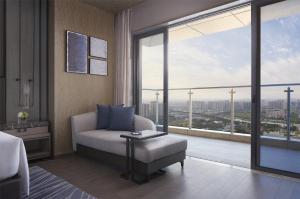 un soggiorno con divano e una grande finestra di Foshan Marriott Hotel a Foshan