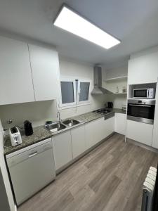 Kuchyň nebo kuchyňský kout v ubytování 1ra Linea Platja de Sant Feliu