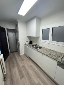 Kuchyň nebo kuchyňský kout v ubytování 1ra Linea Platja de Sant Feliu