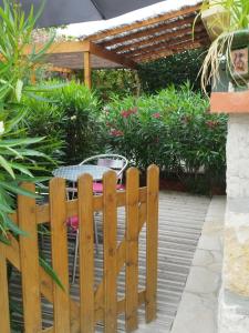 un patio con una mesa y una valla en studiobarbara, en Antibes