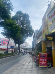 una calle de la ciudad con un letrero a un lado de la carretera en Hotel Rita Home - Sân bay Tân Sơn Nhất- Gần Bệnh Viện Tâm Anh - Gần Andora Hoàng Văn Thụ Nhà Hàng Đông Phươn - Quân khu 7 en Ho Chi Minh