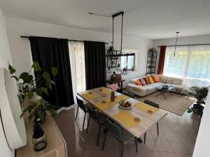 Piko's apartments في إيزولا: غرفة معيشة مع طاولة وأريكة