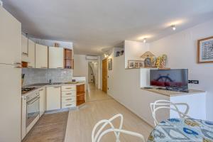Virtuvė arba virtuvėlė apgyvendinimo įstaigoje Astra 1 Veli Lošinj Harbour View - Happy Rentals