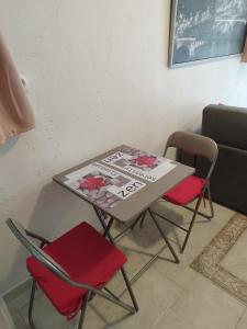 una mesa con dos sillas y una mesa con un cartel. en studiobarbara, en Antibes