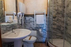 y baño con lavabo, aseo y ducha. en Locanda di Montegiove, en Fano