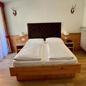 Postel nebo postele na pokoji v ubytování Zur Brücke apartments and rooms - Your home in heart of South Tyrol, with Brixencard