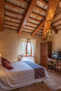 Postel nebo postele na pokoji v ubytování Locanda di Montegiove