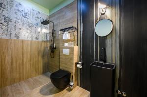 Via Mare Luxury Rooms في سبليت: حمام مع دش مع مرحاض ومرآة