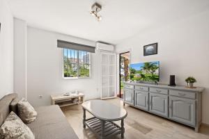 een woonkamer met een bank en een tafel bij Benalmar Playa in Benalmádena
