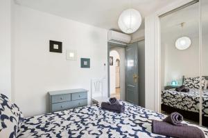 een slaapkamer met een bed met een blauw en wit dekbed bij Benalmar Playa in Benalmádena +11 foto's