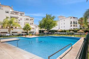 een zwembad voor een gebouw bij Benalmar Playa in Benalmádena