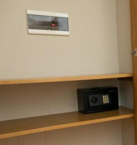 - un four micro-ondes installé sur une étagère dans une pièce dans l'établissement Lungomare Suite & Spa, à Naples