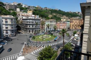 uma vista para uma rua numa cidade com edifícios em Lungomare Suite & Spa em Nápoles