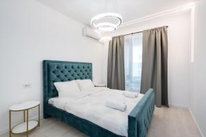 Säng eller sängar i ett rum på ViaPipera apartments I Pipera blvd