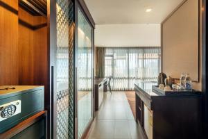 uma cozinha com um lavatório e um fogão em M2 de Bangkok Hotel em Bangkok
