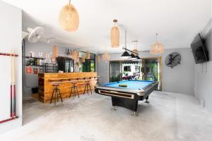 een kamer met een pooltafel en een bar bij Sansuko Ville Panwa in Ban Bo Rae