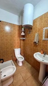 La salle de bains est pourvue de toilettes et d'un lavabo. dans l'établissement Seaview Apartment, Durres Beach, à Durrës