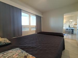 1 dormitorio con cama y ventana grande en Näköalahuoneisto 412, en Syöte