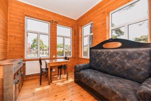 una sala de estar con un sofá y una mesa en Villa Victoria, en Ventspils
