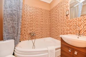 un baño con inodoro y lavabo en Villa Victoria, en Ventspils 92 fotos más