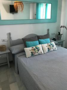 ein Schlafzimmer mit einem Bett und zwei Kissen darauf in der Unterkunft CM - Campomar Mojacar in Mojácar + 7 Fotos