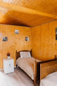 sypialnia z łóżkiem i drewnianym sufitem w obiekcie COMPLEX AGREMENT BELLAVI w mieście Ocna Mureş