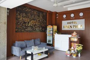 a living room with a couch and a painting on the wall at Thiên Phát Hotel - SECC in Ho Chi Minh City