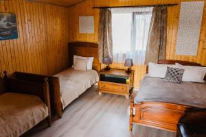 sypialnia z 2 łóżkami i oknem w obiekcie COMPLEX AGREMENT BELLAVI w mieście Ocna Mureş