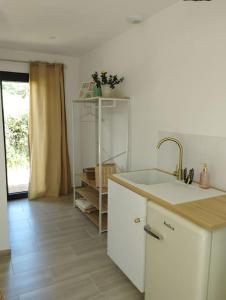 Kuchyň nebo kuchyňský kout v ubytování Chambre privée de charme + 3 fotografie