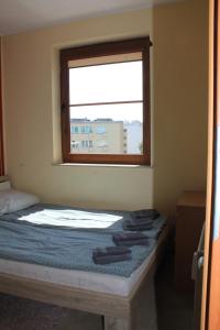 Łóżko lub łóżka w pokoju w obiekcie Apartament Konrad w centrum 600 m od morza