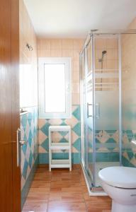 y baño con ducha, aseo y lavamanos. en Apartamento Maypa 5 Mar, en Meloneras