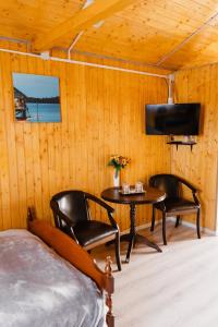 sypialnia z łóżkiem, stołem i krzesłami w obiekcie COMPLEX AGREMENT BELLAVI w mieście Ocna Mureş