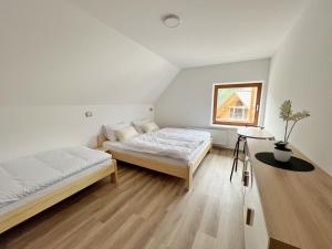 1 dormitorio con 2 camas y ventana en Hiša Grilc en Kranjska Gora