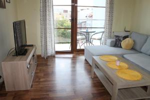 Telewizja i/lub zestaw kina domowego w obiekcie Apartament Konrad w centrum 600 m od morza