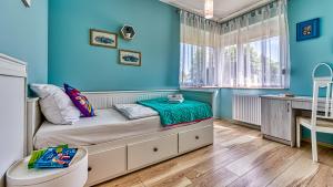 a small bedroom with blue walls and a bed at Apartament Lazurowy - 5D Apartamenty in Świeradów-Zdrój