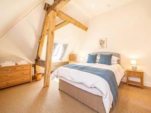 a bedroom with a bed and a dresser in a room at Hatchers Barn - Uk42080 in East Garston