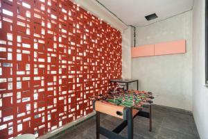 Cette chambre est dotée d'un mur recouvert de briques rouges. dans l'établissement Sans Pasar Lama Tangerang, à Tangerang