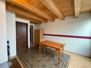 Habitación con mesa de madera y raya roja en la pared. en Domo Is Solus en SantʼAntìoco