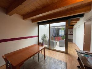 サンタンティーオコにあるDomo Is Solusのダイニングルーム(木製テーブル、大きな窓付)