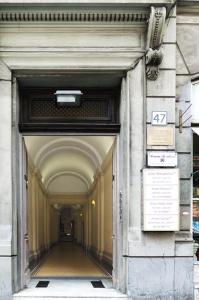 un corridoio di un edificio con arco di Roman Residence a Roma