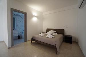a bedroom with a bed with two towels on it at b&b Villa Grazia in Leverano