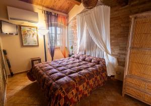 una camera con un letto in una stanza con una finestra di B&B Belcuore a Macerata