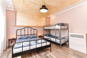 2 Etagenbetten in einem Zimmer mit einer Decke in der Unterkunft Dzintari in Ventspils