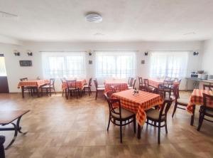 Reštaurácia alebo iné gastronomické zariadenie v ubytovaní Viktória Panzió Zamárdi