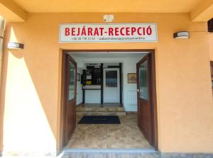 Lobby alebo recepcia v ubytovaní Viktória Panzió Zamárdi