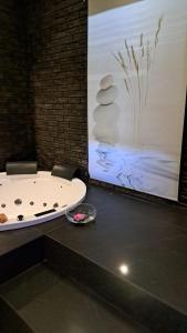 Lungomare Suite & Spa في نابولي: وجود حوض استحمام جالس فوق كونتر في الغرفة