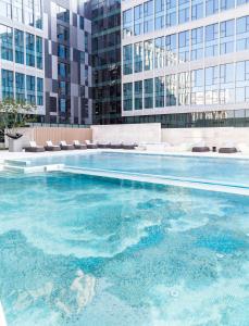 The swimming pool at or close to Crowne Plaza Shenzhen World Exhibition and Convention Center, an IHG Hotel