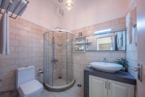 uma casa de banho com um chuveiro, um lavatório e um WC. em Floating Mountain Villa em Nuwara Eliya