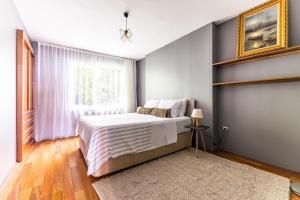 En eller flere senge i et værelse på Duplex Flat w Panoramic Bosphorus View and Terrace